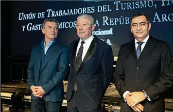  ??  ?? El presidente Mauricio Macri junto al secretario general de UTHGRA, Dante Camaño, y el dirigente Juan Castro.