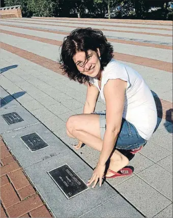  ??  ?? Krisztina Egerszegi, al costat de la placa amb el seu nom a la Vila Olímpica, el juny de 2015