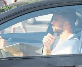  ?? FOTO: PEP MORATA ?? Gerard Piqué conduciend­o su coche en una imagen de archivo