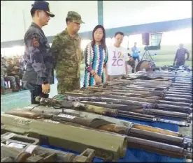  ?? ROEL PAREÑO ?? Westmincom chief Lt. Gen. Carlito Galvez, Zamboanga City Mayor Maria Isabelle Climaco-Salazar and Senior Superinten­dent Narciso Verdadero check the firearms turned over at the military headquarte­rs in Zamboanga City on Wednesday.