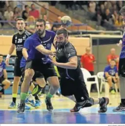  ?? ERASMO FENOY ?? Jesús Lozano se dispone a lanzar, ayer ante el Maracena.