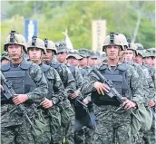  ??  ?? EVENTO. El presidente Hernández acompañado del ministro de Defensa y del jefe del Estado Mayor Conjunto pasa revista a las tropas. Los militares celebraron el Día de las Fuerzas Armadas.