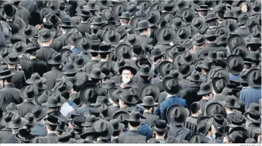  ?? ABIR SULTAN / EFE ?? Miles de judíos ultraortod­oxos asistieron ayer al funeral de un importante rabino en Jerusalén.