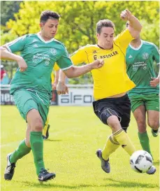  ?? FOTO: THOMAS WARNACK ?? Laiz’ Christian Lauria im Duell mit Bad Buchaus Johannes Schuster (rechts). Während der FC Laiz derzeit in der Tabelle recht weit unten steht, geht der Blick des SV Bad Buchau ein Stückchen weiter nach oben. Zuletzt gab es einen 2:1-Sieg in Altshausen.