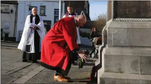  ??  ?? Mayor Pio Smith lays a wreath