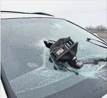  ?? ONTARIO PROVINCIAL POLICE ?? A trailer hitch smashed the front windshield of a St. Catharines woman’s SUV as she was driving on the QEW Wednesday.