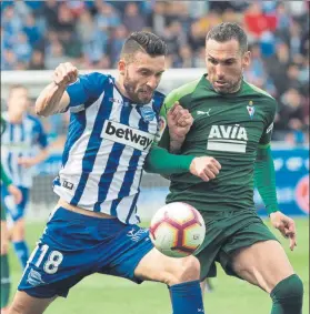  ?? FOTO: EFE ?? Partido de pugna Como se ve en la imagen, dos equipos de estilos similares