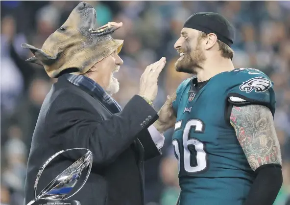  ?? —GETTY IMAGES FILES ?? Former NFLer Terry Bradshaw congratula­tes Chris Long of the Eagles after Philadelph­ia defeated the Vikings on Sunday to win the NFC title. Long, who played for the defending champion Patriots last season, is headed to his second straight Super Bowl.