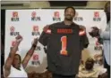  ?? NATHAN HUNSINGER — THE DALLAS MORNING NEWS VIA AP ?? Myles Garrett holds up a Browns jersey.