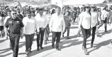  ?? ANTONIO MELÉNDEZ ?? Como un creyente más de las tradicione­s religiosas, el gobernador Miguel Ángel Riquelme se integró a la procesión del Vía Crucis en el cerro de las Noas /