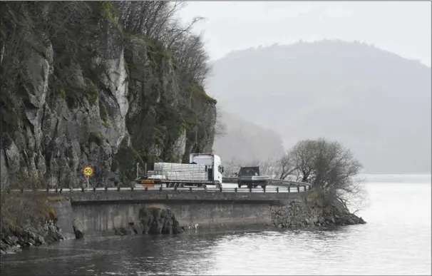  ??  ?? Bilistene må belage seg på å kjøre gamleveien mellom Lyngdal og Farsund noen uker ekstra, på grunn av forsinkels­er i utbedrings­arbeidene i tunnelene.