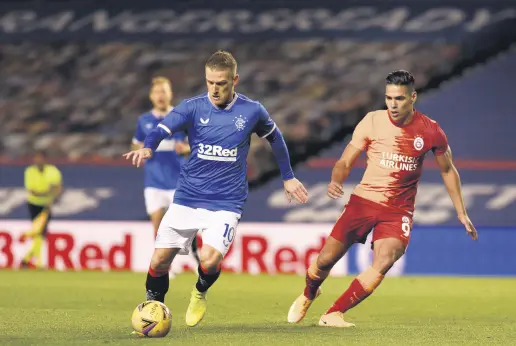  ??  ?? Rangers’ Steven Davies (L) and Galatasara­y’s Radamel Falcao compete for the ball during the Europa League playoff match in Glasgow, Scotland, Oct. 1, 2020.