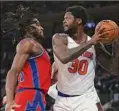  ?? Mike Stobe / Getty Images ?? The Knicks’ Julius Randle (30) had 21 points and 11 rebounds against the Pistons Tuesday.