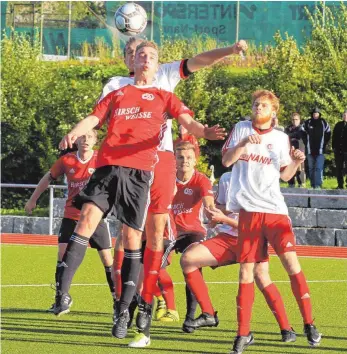  ?? FOTO: HKB ?? Der Landesliga-Absteiger SC 04 Tuttlingen, hier Patrick Renner im Luftkampf mit dem Gosheimer Marc Marquart, steht am Samstag beim Tabellendr­itten SpVgg Trossingen vor einer schweren Aufgabe.