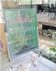  ?? KHO KHUEN PHUEN PA DOI SUTHEP FACEBOOK PAGE ?? A Chiang Mai shop sign says guests who harm forests are unwelcome.