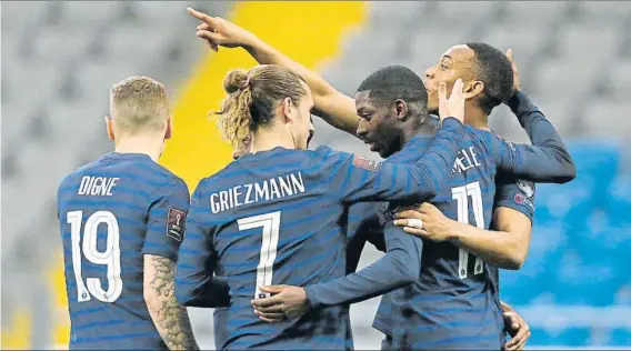  ?? FOTO: AP ?? Ousmane Dembélé, el hombre del día en Francia tras su titularida­d con gol en Kazjaistán. Con Griezmann y Clement Lenget es le representa­ción del Barça en 'les bleus'