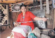  ??  ?? Die Navajo-Frau Eula demonstrie­rt Touristen traditione­lles Handwerk.