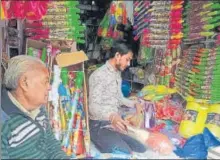  ?? HT ?? ■
The scare of coronaviru­s has brought down the sale of Chinese sprinklers and customers are opting for Indian ‘pichkari’ (water gun).