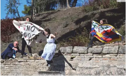  ?? AFP • A. MESSINIS ?? MOLESTIA. En el encendido de la llama olímpica del pasado lunes, algunos activistas hicieron público su sentir.