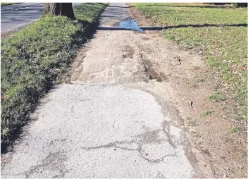  ??  ?? Der Zustand des Radweges an der L 373 in Brüggen lässt seit langem zu wünschen übrig. Straßen NRW plant, die Fahrbahn des Radweges im Laufe dieses Jahres zu erneuern.