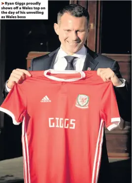  ??  ?? > Ryan Giggs proudly shows off a Wales top on the day of his unveiling as Wales boss