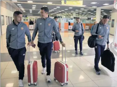  ??  ?? TRISTEZA. Los jugadores del Sevilla, junto a Berizzo, a la llegada del equipo de Moscú.