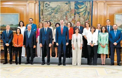  ??  ?? El gabinete completó el protocolo de asunción ante el rey Felipe VI.