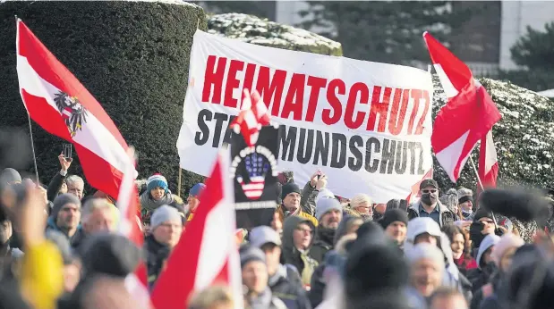  ??  ?? Auf Demonstrat­ionen gegen Corona-Maßnahmen versammeln sich zahlreiche „Querdenker“, Verschwöru­ngserzähle­r und auch Rechtsextr­eme.