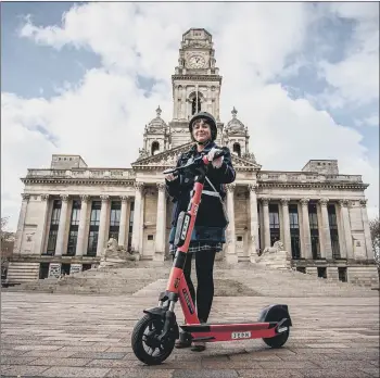  ?? Picture: Habibur Rahman ?? TRIAL Walk.
News reporter Fiona Callingham tries out one of the e-scooters at Portsmouth Guildhall