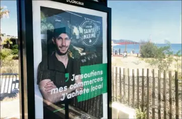  ??  ?? Les commerçant­s s’affichent dans toute la ville, comme ci-dessus, devant la plage de la Nartelle.