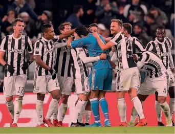  ??  ?? Gioia Mattia De Sciglio, nascosto dall’abbraccio di Buffon, viene festeggiat­o dai compagni: per il terzino della Juve primo gol in carriera