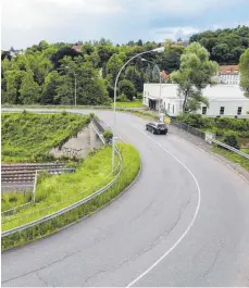  ?? FOTOS: GERD MÄGERLE ?? Die Brücke über die Bahnlinie am Eselsberg wird ab Oktober wegen der Elektrifiz­ierung erneuert. Die alte Brücke wird abgerissen, die neue links davon errichtet.