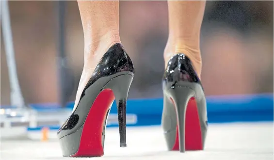  ?? AP ?? Suelas rojas. El francés Louboutin demandó a la empresa holandesa Van Haren por comerciali­zar zapatos con el mismo color de su diseño.