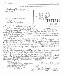  ??  ?? Una orden de sentencia redactada por el fiscal John
Dillon el 23 de septiembre de 1996 en la Corte Criminal del Circuito del Condado Cook, donde Vicente recibe el beneficio de una sentencia de 9 años por delitos federales cuando supuestame­nte debió...