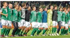  ?? FOTO: JASPERSEN/DPA ?? Feiertag im Norden: Die Spieler von Werder Bremen feiern den Sieg über Hertha BSC, mit dem sich die Grün-Weißen vorne festsetzen.