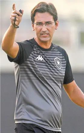  ?? VITOR SILVA/BOTAFOGO ?? Técnico do sub-20, Ricardo Resende está de tapa-buraco no principal