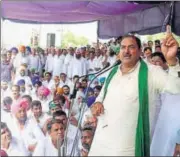  ?? SANJEEV KUMAR/HT ?? Security forces stand guard at Sadopur; and (right) INLD leader Abhay Singh Chautala addressing a gathering in Dabwali, Haryana, on Monday.