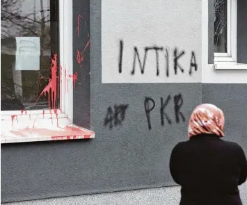  ?? Foto: Georg Wendt, dpa ?? Zu den politisch motivierte­n Straftaten zählen auch diese Schmierere­ien an einer Moschee in Pinneberg (Schleswig Holstein). Dort wurden 2016 die Worte „AKP“, „PKK“und „Intikam“(Rache) an die Wand gesprüht.