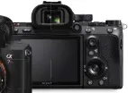  ??  ?? Op het eerste gezicht is de A7R III niet te onderschei­den van de andere camera’s uit de serie.