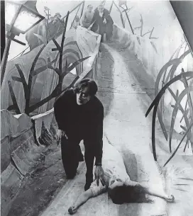  ?? [Getty] ?? Conrad Veidt als Schlafwand­ler, der versucht, ein schlafende­s Mädchen (Lil Dagover) zu berühren: Szene aus dem expression­istischen Meisterwer­k „Das Cabinet des Dr. Caligari“(1920).