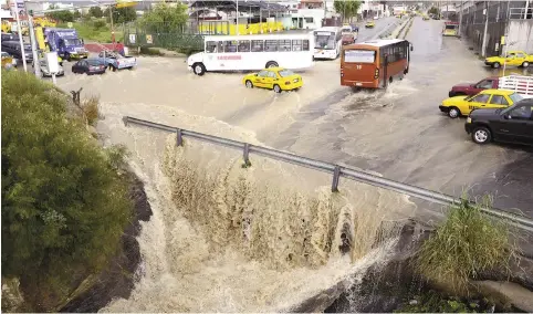  ??  ?? Peligroso. Es tal la corriente del agua que baja por el bulevar La Herradura, que los autos corren el riesgo de ser arrastrado­s hacia el arroyo.