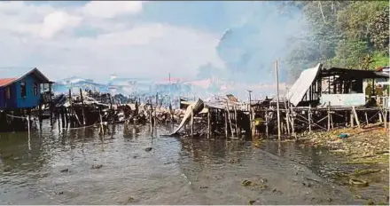  ?? PIC BY POLIANA RONNIE SIDOM ?? What’s left of the homes after a fire in Kampung Air, Sandakan, yesterday.