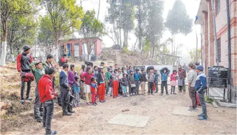  ?? FOTO: PETER SCHLIPF ?? Nach den verheerend­en Beben in Nepal gehören profession­elle Erdbebentr­ainings für die Waisen- und Schulkinde­r des Vereins Govinda zum festen Prävention­sprogramm.
