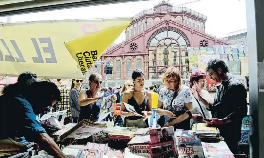  ?? ÀLEX GARCIA ?? Los barcelones­es acudieron ayer masivament­e al mercado que abrió sus puertas el miércoles y ha devuelto a su antiguo formato los puestos de venta de libros, cromos, revistas y videojuego­s.