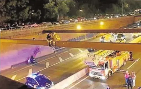  ?? // EMERGENCIA­S SEVILLA ?? Los bomberos en una de las intervenci­ones en el puente de la Ronda Norte