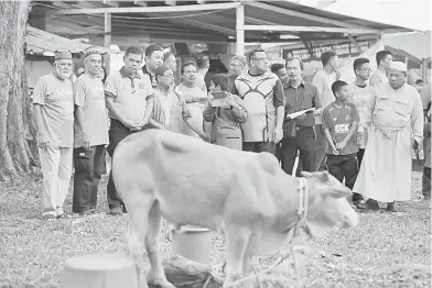  ?? — Gambar Bernama ?? HADIR: Saifuddin (tiga kiri) menghadiri Majlis Qurban Perdana DUN Pantai Jerejak di Surau Bandar Bayan Baru.