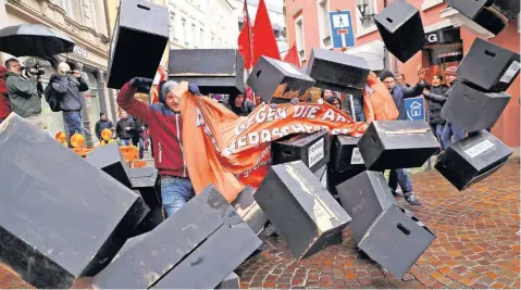  ??  ?? Manifestan­tes rompieron un muro simbólico en protesta por la reunión ministeria­l del G-20, en Alemania.