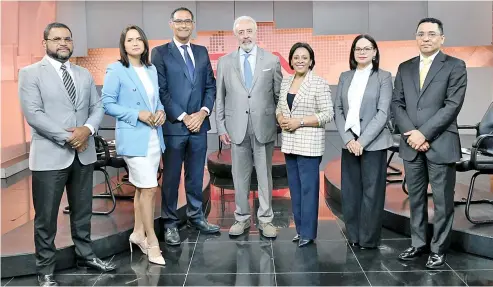  ?? ?? Héctor Marte Pérez, Julissa Céspedes, Jaime Aristy Escuder, Félix M. García C., Alba Nely Familia, Yanessi Espinal y Federico Jovine, en la parte preliminar de la Entrevista Especial de elCaribe y CDN, un espacio en el que se abordaron diversos temas, incluido el económico.