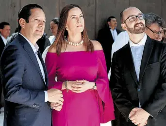  ??  ?? El gobernador del estado y su esposa, acompañado­s de Francisco Torres Vázquez, recorriero­n la exposición que se encuentra en el patio central del Manuel Gómez Morín.