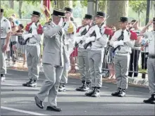  ??  ?? Revue des troupes par le colonel Patrice chabot, chef de corps du 48e RT.